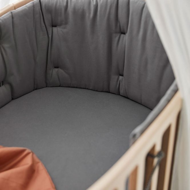 Hovedbilde Leander Classic Kantbeskyttelse til Babyseng grå