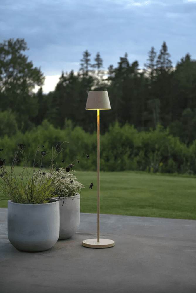 Trend Collection Pomezia gulvlampe – oppladbar og dimbar, matt sand
